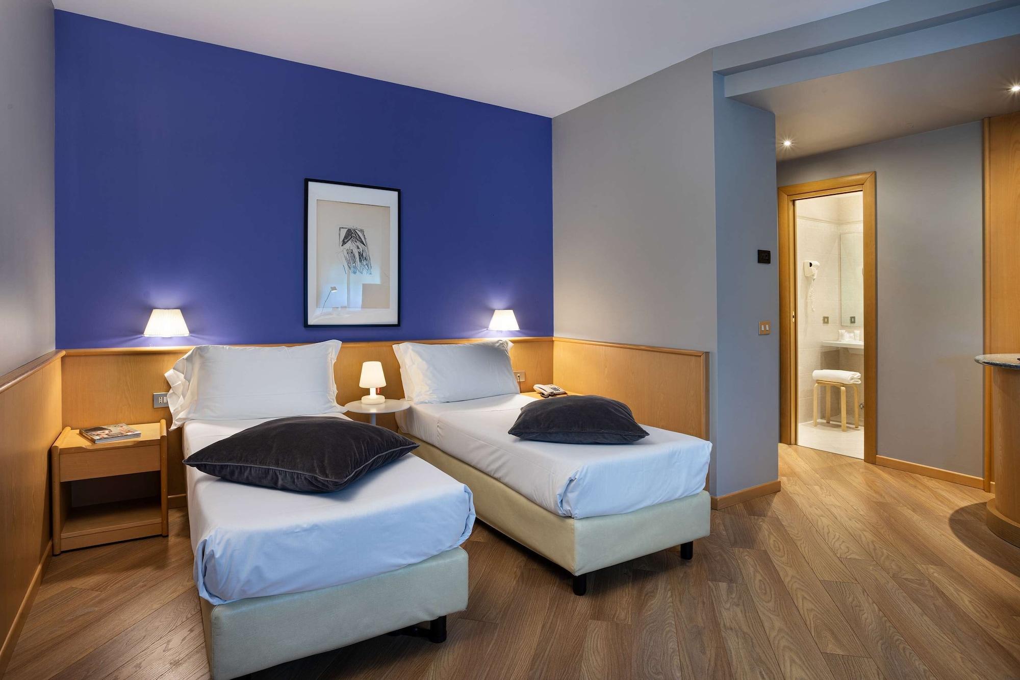 Western Executive Hotel&suites 4*