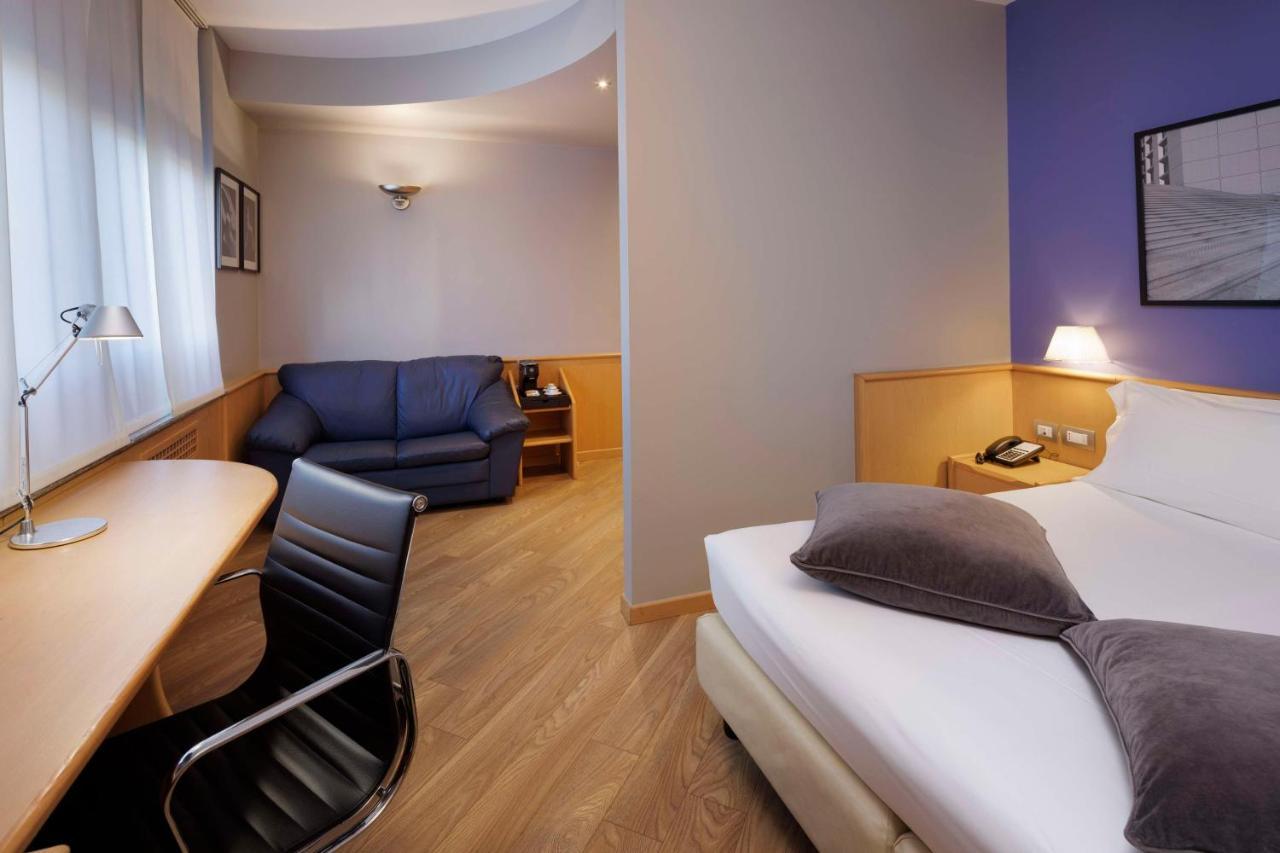 Western Executive Hotel&suites 4*