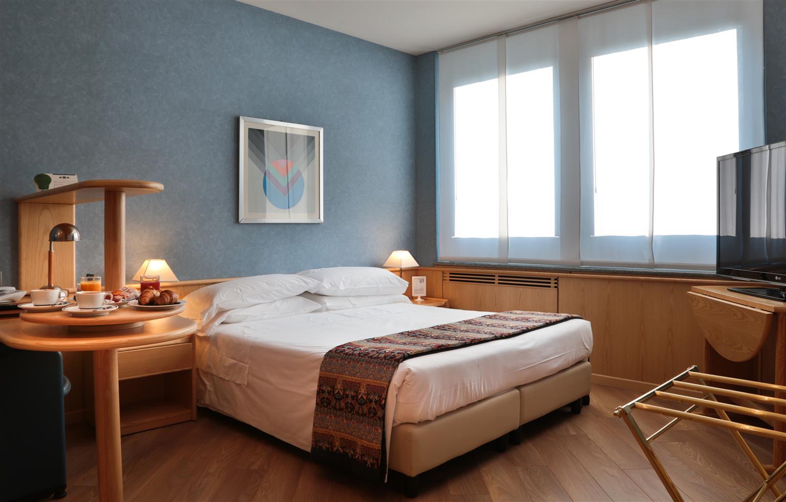 Western Executive Hotel&suites 4*